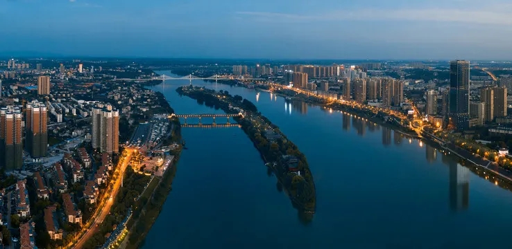 自帶區(qū)域地標(biāo)商業(yè)，改善品質(zhì)5字頭撿漏國(guó)企低密大盤！
